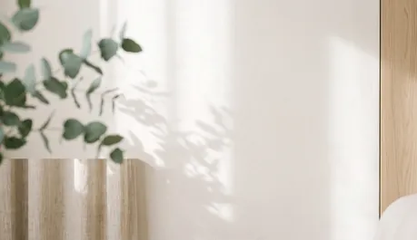 Detalhe do consultório com sombras suaves de folhas